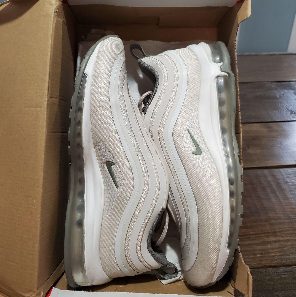 Sneakers/tennis shoes